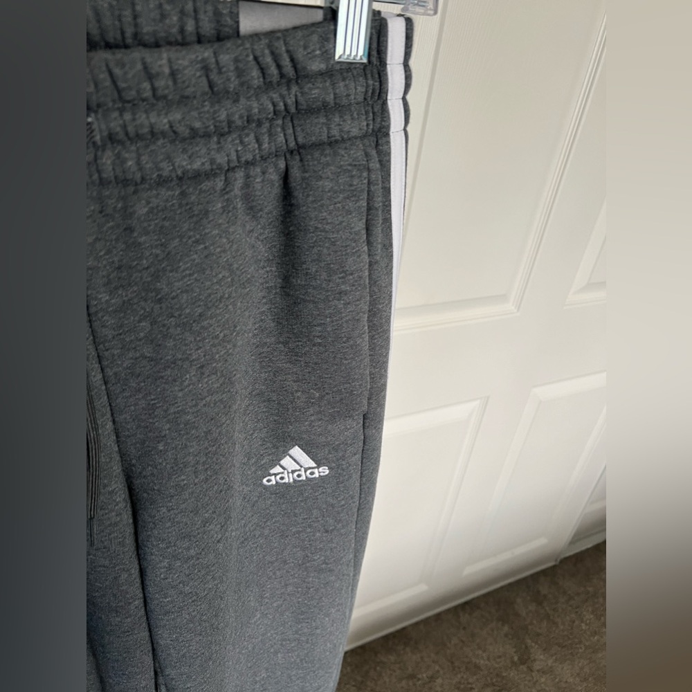 Adidas Gray & White 3-Stripe Fleece Joggers Size Small NWT - Picture 3 of 11
